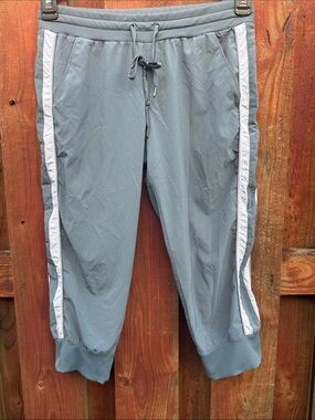 GapFit Woven Capri Track Joggers Sage Gray White Side Stripe Size XS